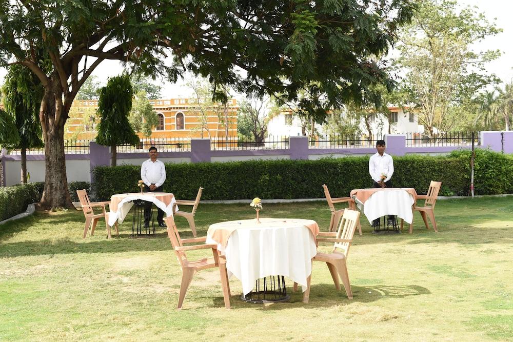 Hotel Lumbini International Bodhgaya Bagian luar foto