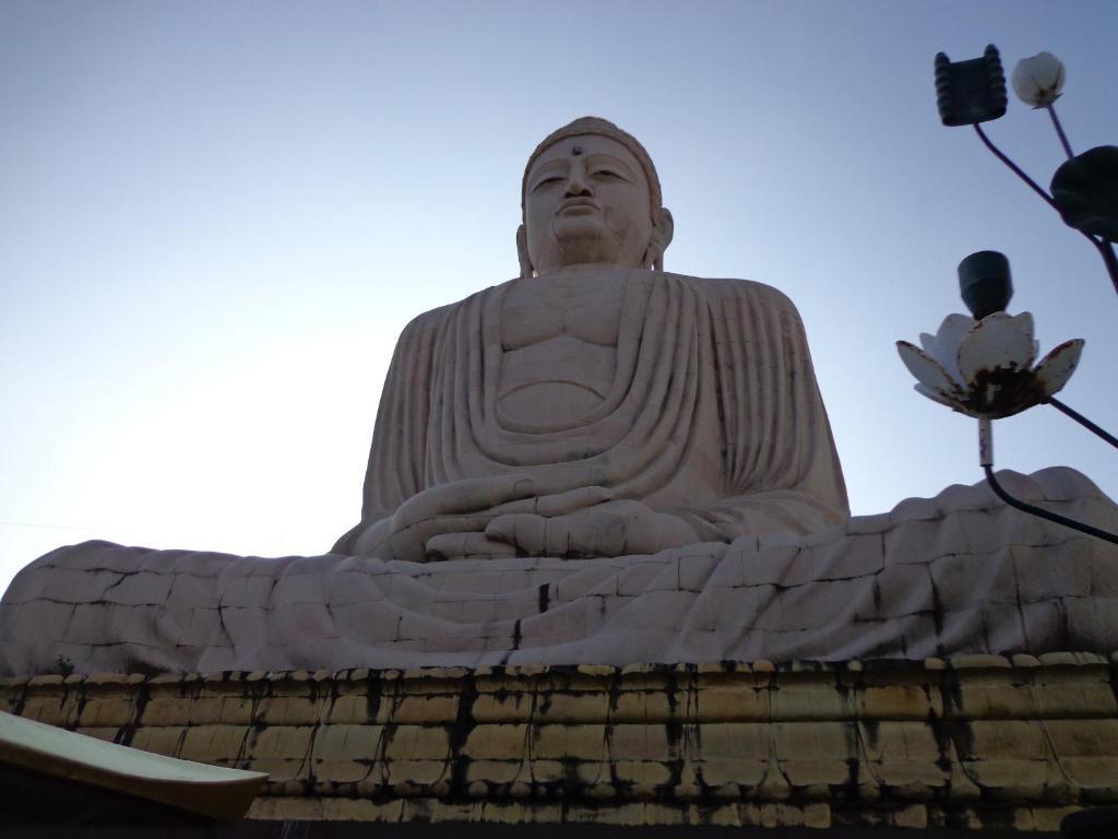 Hotel Lumbini International Bodhgaya Bagian luar foto